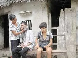 20 năm nuôi chồng điên dại, nuôi con mất trí