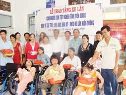 612 xe lăn cho người tàn tật nghèo