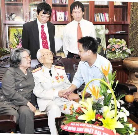 Đại diện Báo SGGP tại Hà Nội tặng hoa và chúc thọ Đại tướng Võ Nguyên Giáp. Ảnh: M.ĐIỀN