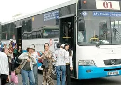 Vận động người dân TPHCM đi xe buýt : Thách thức lớn từ những tồn tại cũ