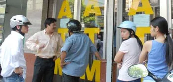 Thẻ ATM bị lưu tiền - một kiểu “chiếm dụng vốn” của ngân hàng?