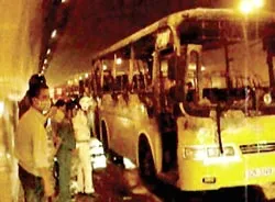 Xe chở khách bốc cháy trong đường hầm Hải Vân