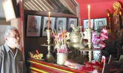 Người gắn bó 94 mùa sen ở làng Sen