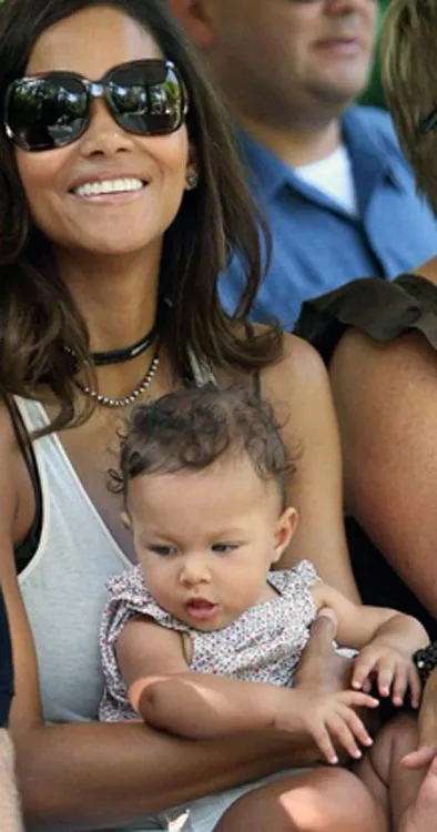 Con gái “miêu nữ” lần đầu tiên lộ diện