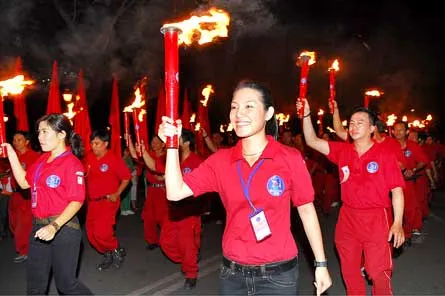 Tuổi trẻ TPHCM rước đuốc về đến Hội trường Thống Nhất. Ảnh: VIỆT DŨNG