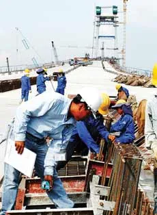 Thi công cầu Phú Mỹ, tàu, thuyền vẫn đi lại được