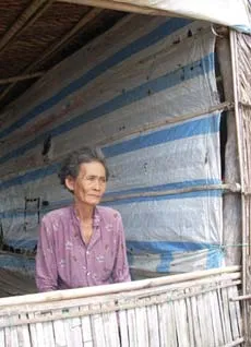 Vợ chồng thương binh già "gánh" bầy con điên