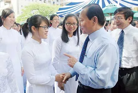 Bí thư Thành ủy TPHCM Lê Thanh Hải động viên các em học sinh Trường THPT Trần Đại Nghĩa tại buổi khai giảng năm học mới 2008-2009. Ảnh: MAI HẢI