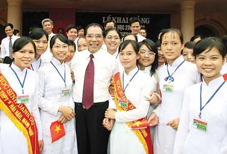 Tổng Bí thư Nông Đức Mạnh: Tập trung đổi mới chương trình, nội dung, phương pháp giảng dạy