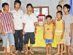 Cậu bé tật nguyền nuôi 6 người em