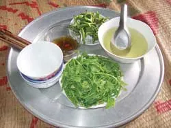 Đọt khoai lang chấm mắm cáy