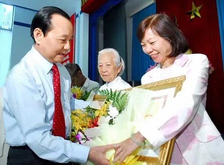 Bí thư Thành ủy TPHCM Lê Thanh Hải trao Huân chương Hồ Chí Minh cho đại diện gia đình ông Võ Nhân Lý. Ảnh: VIỆT DŨNG