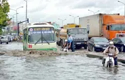 Ngập trên đường Nguyễn Hữu Cảnh gây kẹt xe dây chuyền