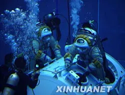 Trung Quốc: Các phi hành gia tàu Thần Châu 7 sẽ đi bộ ngoài vũ trụ với … dây thừng