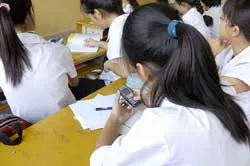 Học sinh sử dụng điện thoại di động: Cấm hay không cấm?