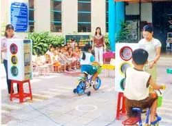 Cô và trò cùng làm theo gương Bác