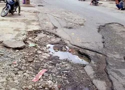 Đường phố… đầy bụi, ổ voi