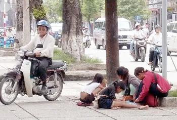Mượn vỉa hè để... ăn chơi