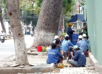 Công nhân xây dựng cao ốc Centec Tower 22 tầng (số 72-74 Nguyễn Thị Minh Khai Q3) trong giờ nghỉ trưa tụ tập đánh bài trên vỉa hè, trước cổng công trình.