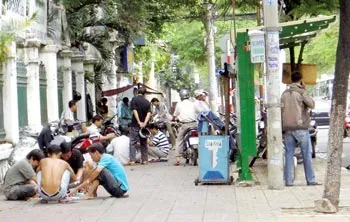 Nhiều thanh thiếu niên tụ tập đánh bài trước quán ăn Phương Nam (112 Võ Văn Tần P6 Q3) giữa thanh thiên bạch nhật.