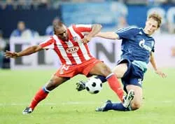 Sinama Pongolle (trái) sẽ gặp lại đội bóng cũ