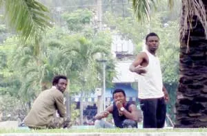 Bài 1: Những ông Tây… tay không!