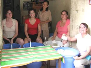 Tây… phát cơm từ thiện!