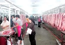 Cuối tháng 9, Heo mảnh bán ở chợ Bình Điền phải được treo trên ray ảnh 2