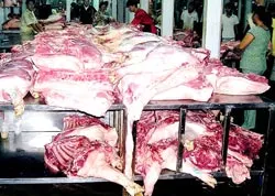 Cuối tháng 9, Heo mảnh bán ở chợ Bình Điền phải được treo trên ray