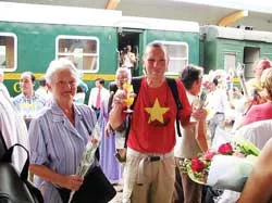 Du khách nước ngoài đi tàu cao cấp