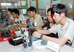 Học phí ở bậc đại học, cao đẳng -  Bài 1: Choáng vì học phí dân lập “leo thang” ảnh 2