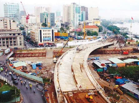 Cầu Khánh Hội thuộc dự án Đông Tây đang được hoàn thiện.