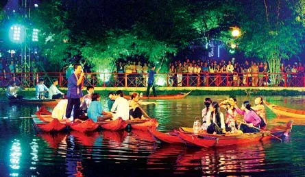 Biểu diễn đờn ca tài tử Nam bộ trên thuyền - Nét mới trong chương trình chào đón năm mới 2009 tại Công viên 23-9, TPHCM.