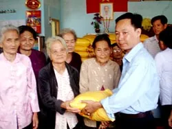Chia sẻ may mắn với người nghèo