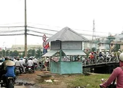 Thay cầu mới, đừng bỏ cầu cũ