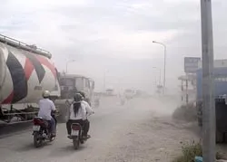 Khói bụi bao vây người đi đường