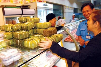 Bán bánh chưng ở Co.op Nguyễn Đình Chiểu. Ảnh: Đức Thành