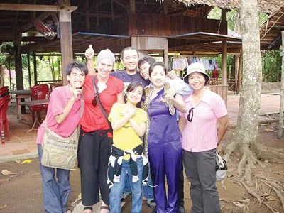 Nhóm hướng dẫn viên khiếm thính của Công ty du lịch Nụ cười trong một tour dẫn khách tham quan ĐBSCL (chị Nguyễn Hoàng Minh Thy, GĐ công ty, đứng ở bìa phải). Ảnh: MAI HƯƠNG