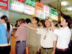 Giữ trật tự bến xe ngày tết - Nhiều lực lượng tham gia