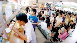 Giữ trật tự bến xe ngày tết - Nhiều lực lượng tham gia ảnh 2