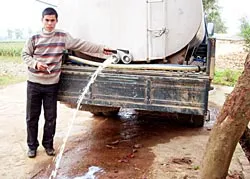 “Họp nóng” bàn cách tiêu thụ sữa cho nông dân ảnh 2
