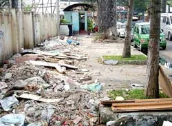 Cận tết, xà bần… xuống đường