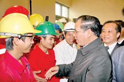 Tổng Bí thư Nông Đức Mạnh thăm Nhà máy lọc dầu Dung Quất