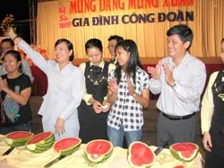 Tổng Bí thư Nông Đức Mạnh, Thủ tướng Nguyễn Tấn Dũng thăm  và chúc tết các tỉnh miền Trung, Tây nguyên ảnh 2