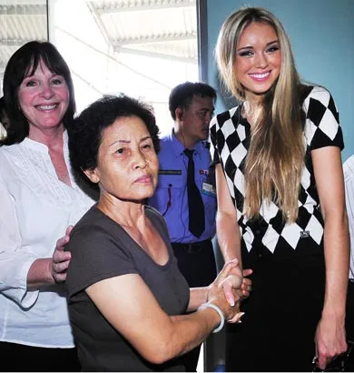 Hoa hậu Thế giới 2008 - Ksenia Sukhinova hoạt động từ thiện tại TPHCM ảnh 3