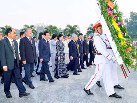 Các đồng chí lãnh đạo TPHCM viếng nghĩa trang liệt sĩ TP. Ảnh: VIỆT DŨNG