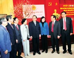 Tổng Bí thư Nông Đức Mạnh chúc tết Đảng bộ, chính quyền và nhân dân thủ đô