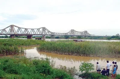 Cầu Long Biên mùa nước cạn.