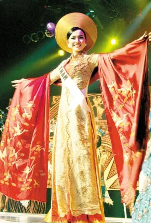 Trong bộ áo dài, Hoa hậu Thùy Lâm là 1 trong 10 thí sinh đoạt giải trang phục dân tộc truyền thống đẹp nhất. Ảnh: THÙY DƯƠNG