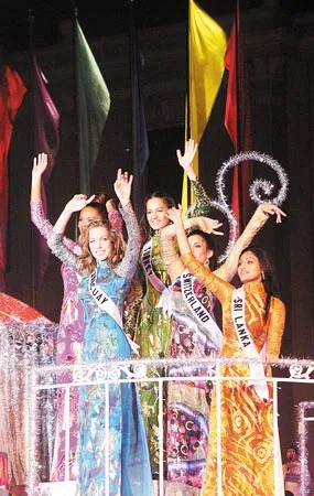 Hoa hậu Hoàn vũ 2008 duyên dáng với áo dài